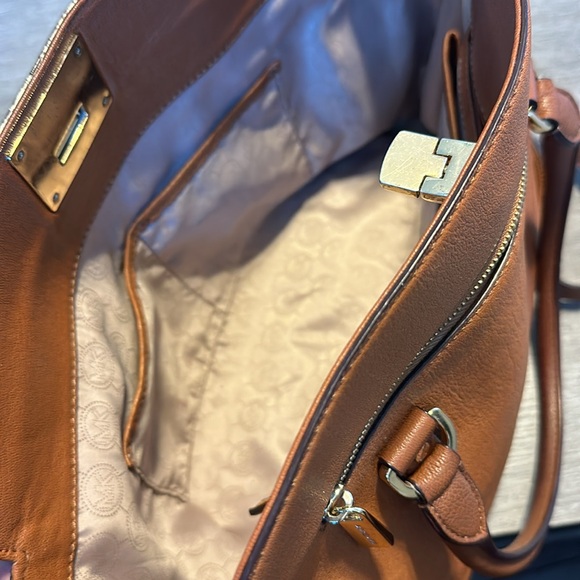 Michael Kors Tan Leather Astrid Satchel Clasp Front Closure Excellent Condition - Picture 8 of 8